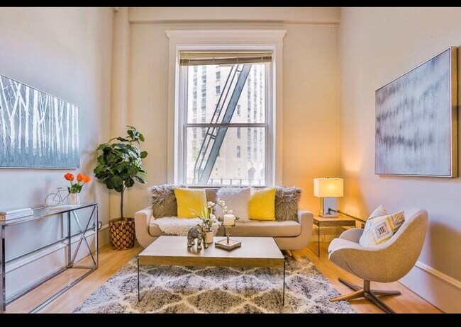 Living room with balcony view - 83 McAllister St