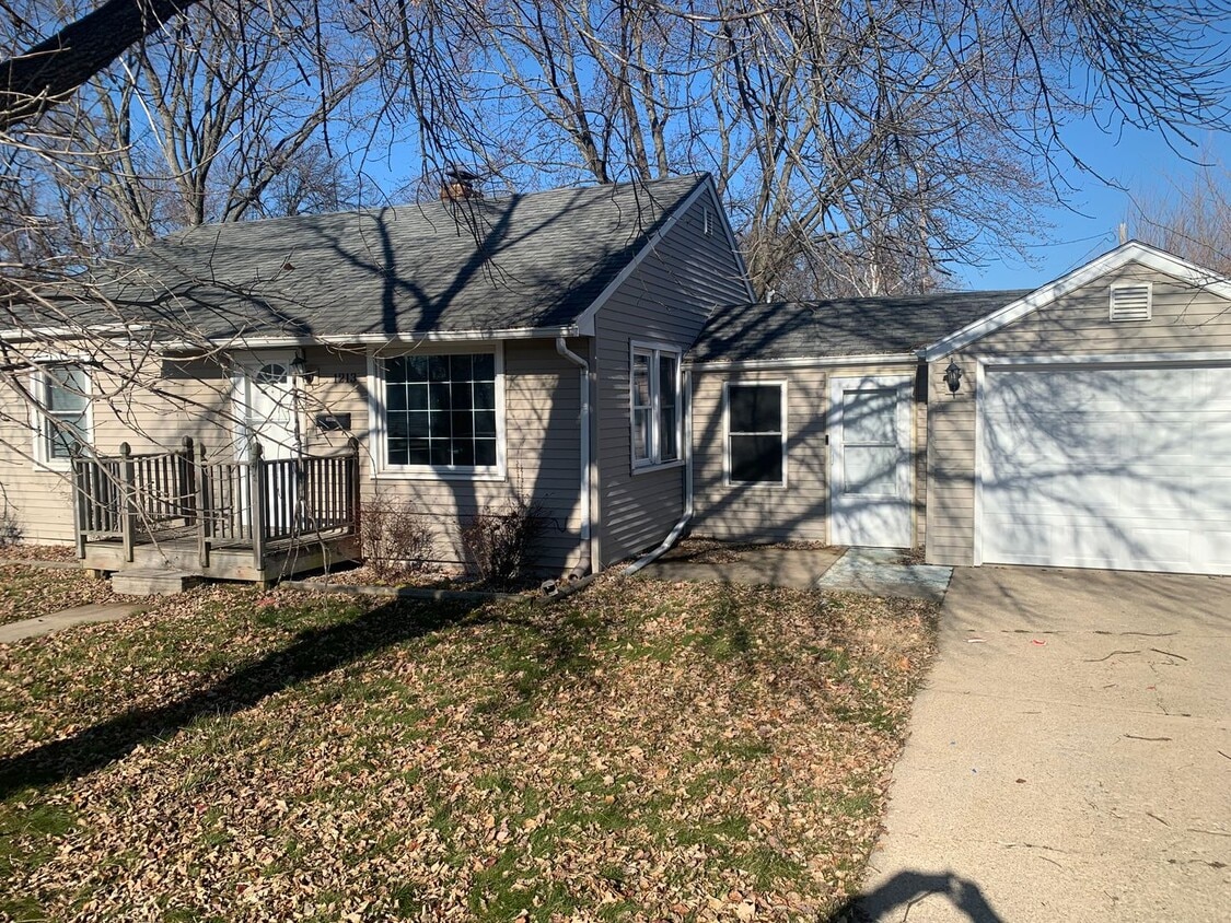 Primary Photo - Welcome to this newly remodeled house loca...