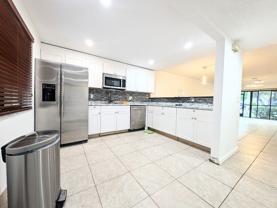 Foto principal - 310 Lakeview Dr