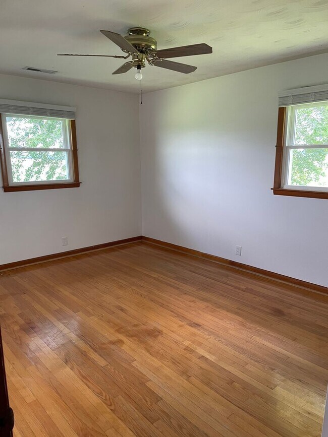 Building Photo - 3 Bed 1 Bath Home - Russellville