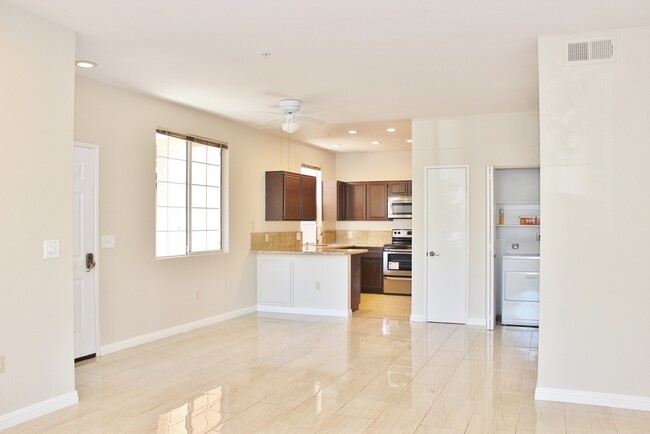 Building Photo - Beautiful 2B/2BA Condo in Rancho Bernardo ...