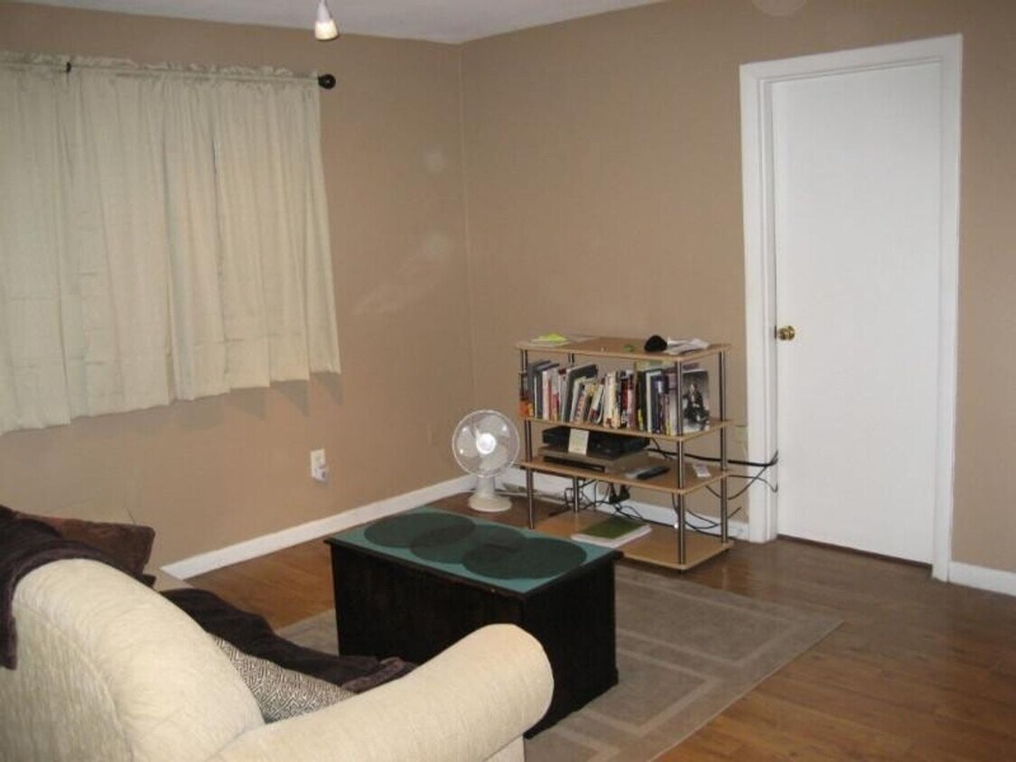 Foto del edificio - Great one bedroom with new kitchen and steps to the T