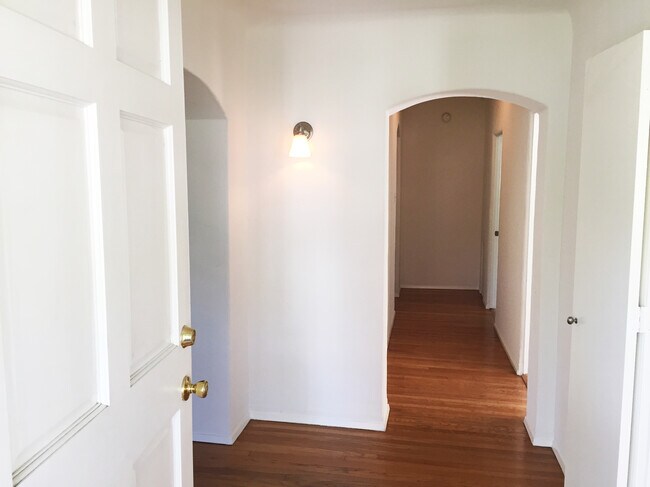 Building Photo - 202 S Rexford Dr
