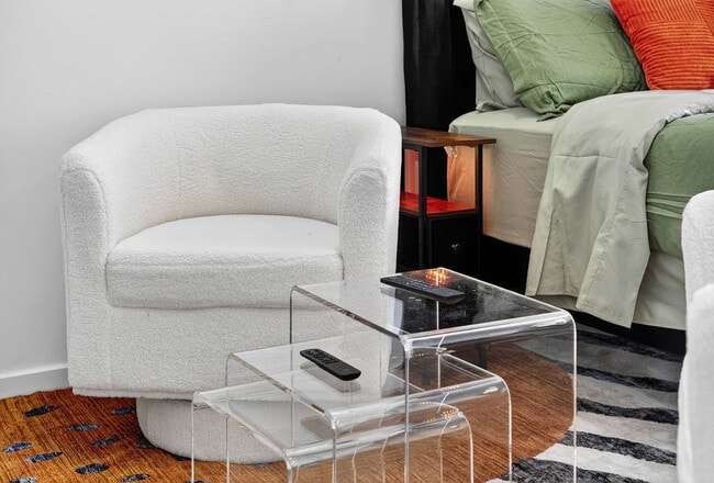 Building Photo - 404 NE 2nd Ave