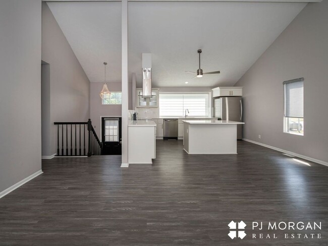 Building Photo - Immaculately updated 3 bedroom, 2 bathroom...