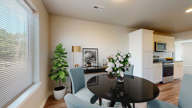 Foto del edificio - Carr West Townhomes