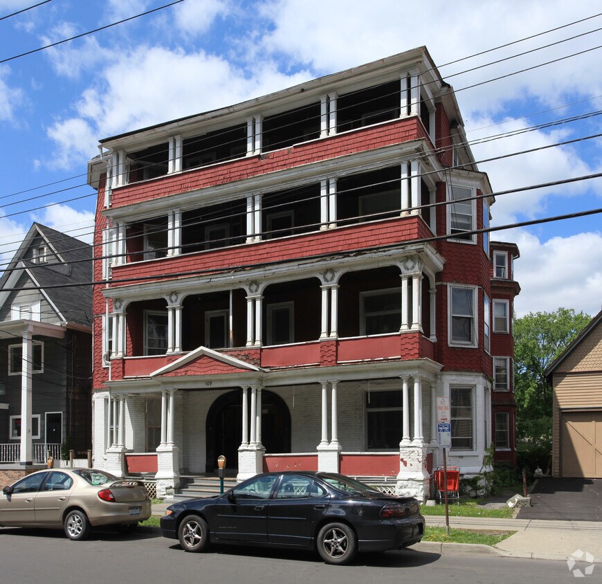 Primary Photo - 109 Oak St