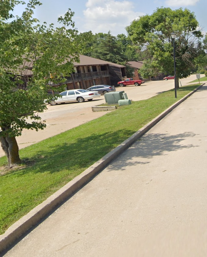 Primary Photo - Lakeside Apartments