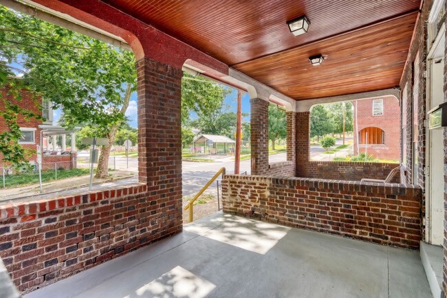 Building Photo - 339 Emerald St
