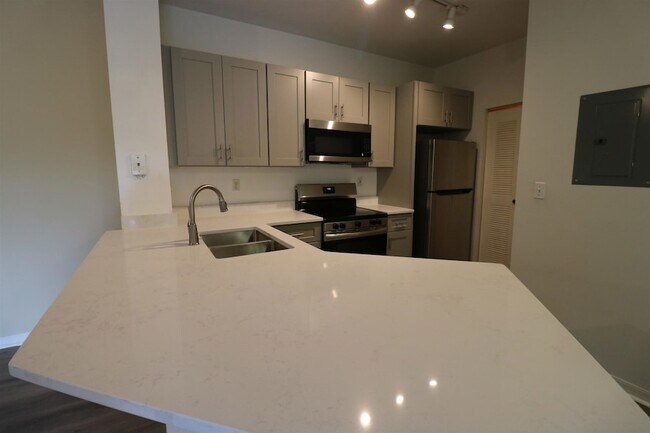 Building Photo - 560 Florida Club Blvd