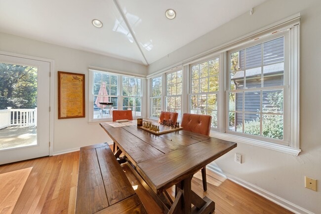 Building Photo - Charming 2 Bedroom + 2 Bath home just 5 mi...