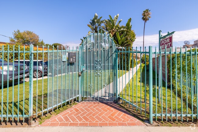Entrance - 6134 Hazelhurst Pl