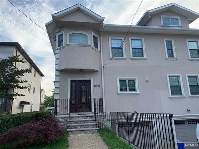 Building Photo - 400 E 54th St