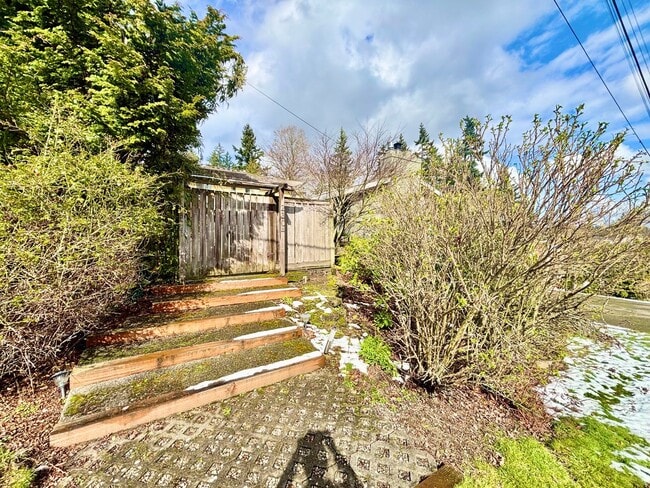 Building Photo - Stunning Mountain View Mid-Century Home in Prestigious Clyde Hill