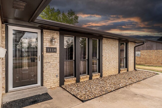 Building Photo - Fully Furnished Rental