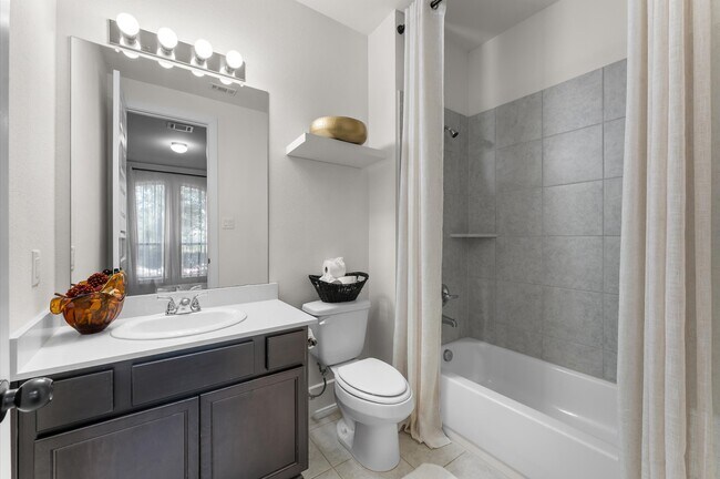Building Photo - 15026 La Strada Dr