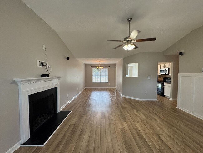 Building Photo - Charming 3 Bed 2 Bath Home in Hope Mills