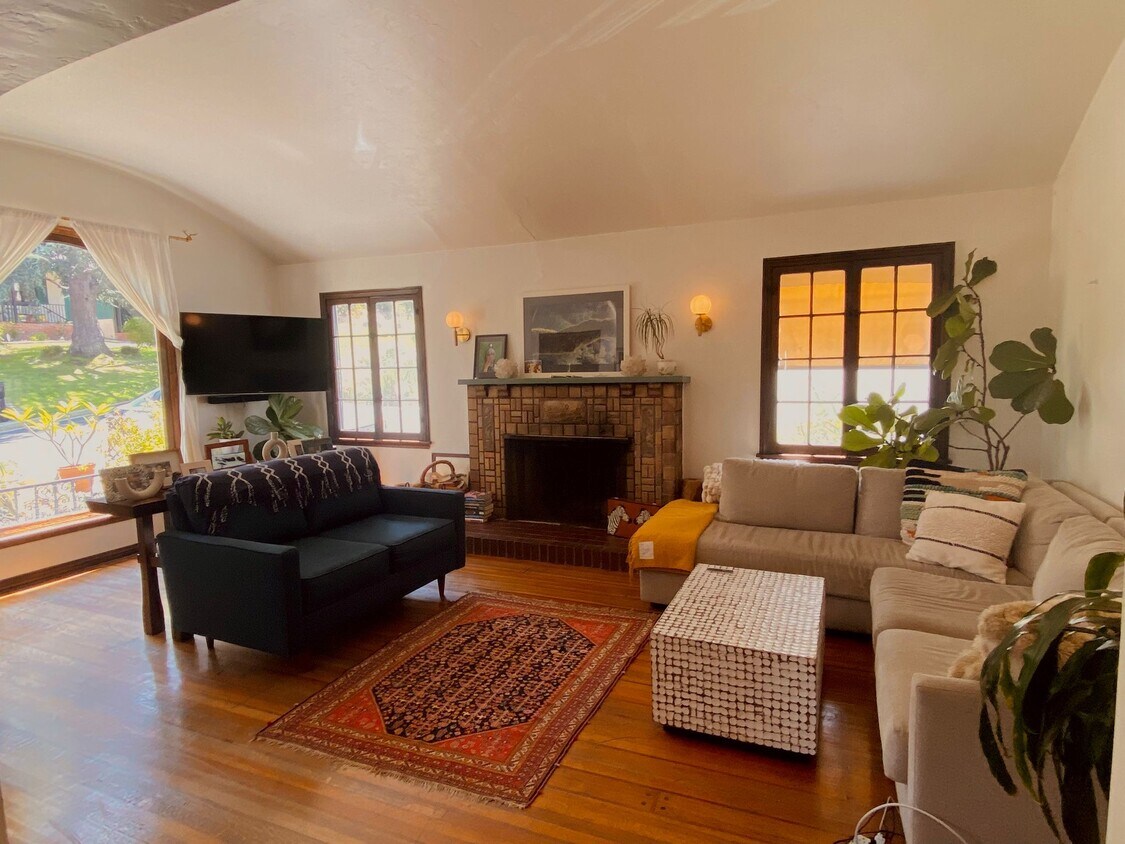 Foto del edificio - 4021 Holly Knoll Dr