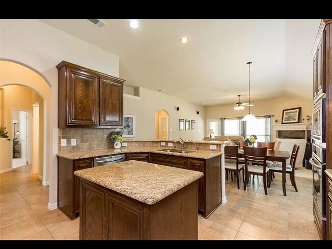 Foto del edificio - 3 Bedroom Single Family Home in Lewisville