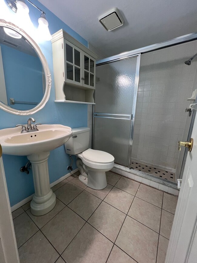 Building Photo - Charming 2-Bedroom and 2 bathroom First Fl...