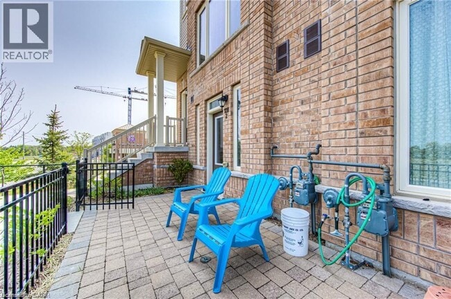 Photo du bâtiment - 120 Watson Pkwy N