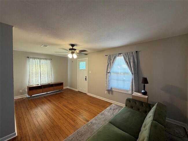 Foto del edificio - 521 S Oak Ave