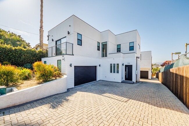 Building Photo - 705 Benton Wy