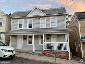 Building Photo - 221 Baker St