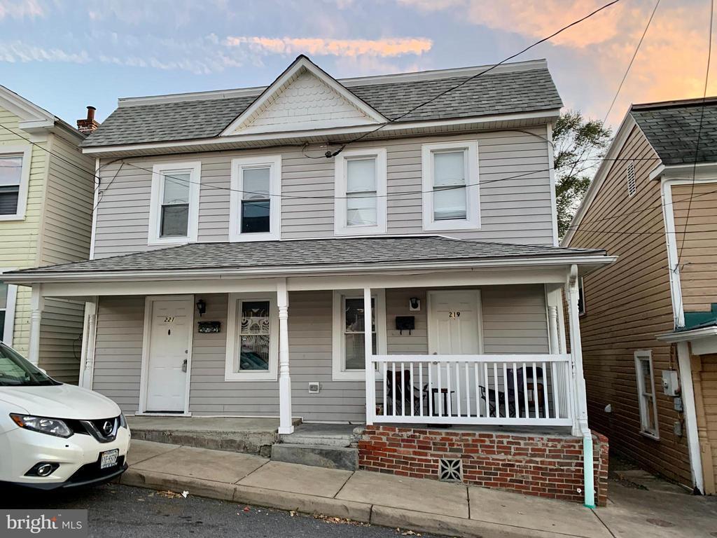 Primary Photo - 221 Baker St