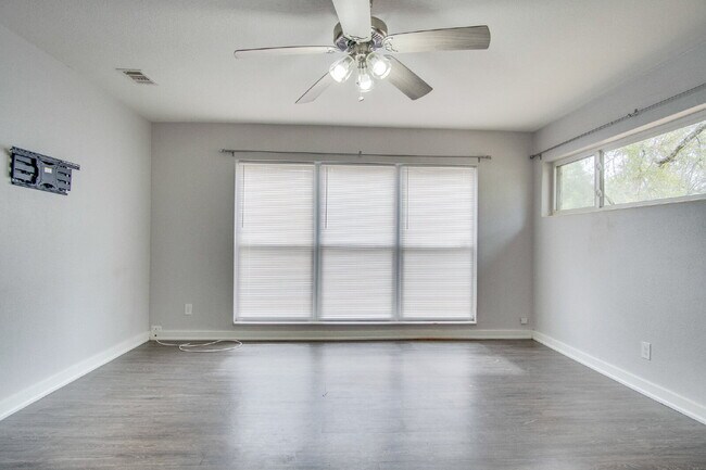 Foto del edificio - Updated 3-Bedroom, 2-Bath Ranch with Fenced Backyard, Carport, and Modern Kitchen