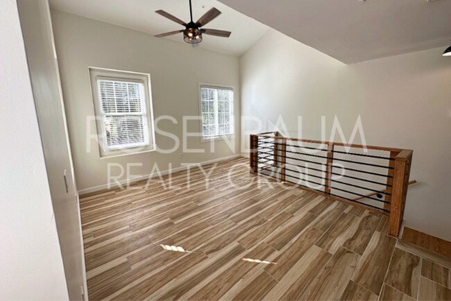 Foto del edificio - Stylish 3-story townhome in The Gardens Co...