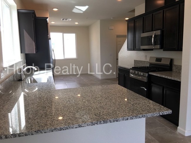 Foto del edificio - Brand New with Views !! - 3 Bedroom Townhouse