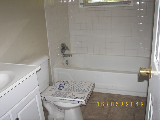 Foto del edificio - 2 Bed Plus - dishwasher, w/d, stove, refri...