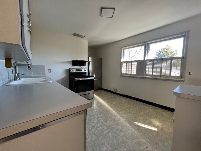 Building Photo - AMAZING 3 Bed 2 Bath Home In Newlands Neig...