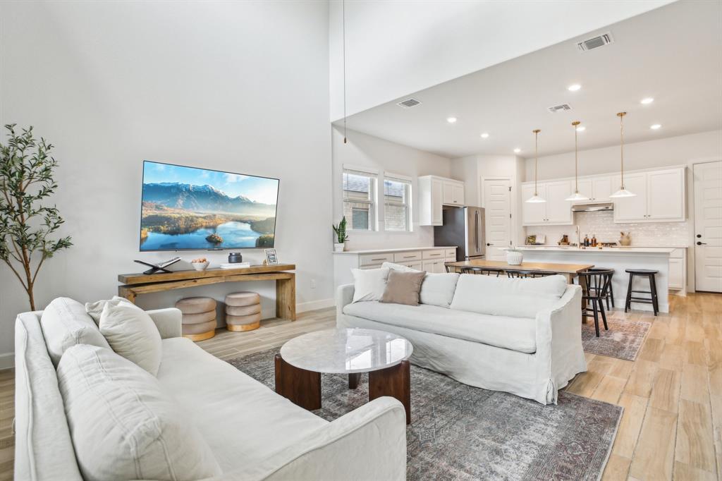 Foto principal - 12803 Bloomington Dr