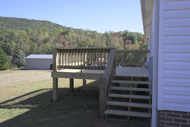 Foto del edificio - 3-bed, 2-bath house on 1.2 acres with stunning views of the mountains