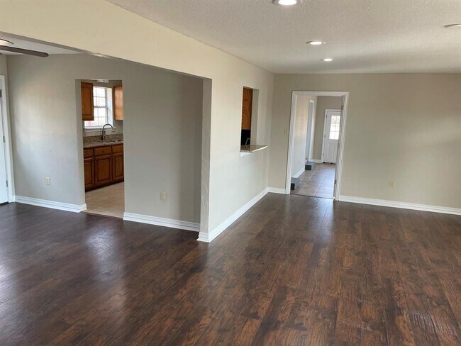 Building Photo - 132 N Garza Rd