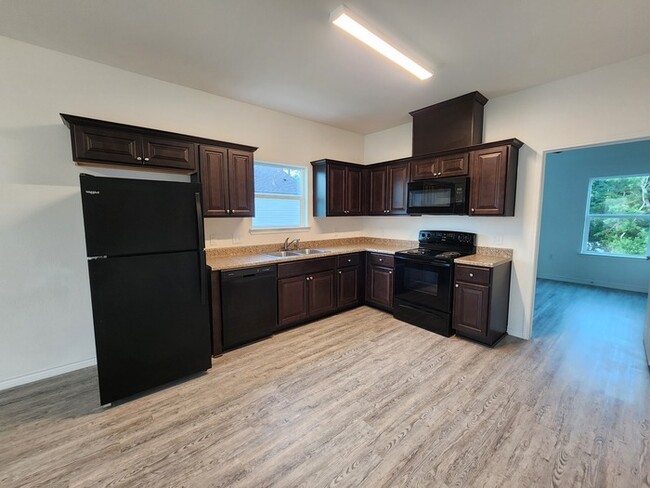 Building Photo - 6210 Red Oak Dr