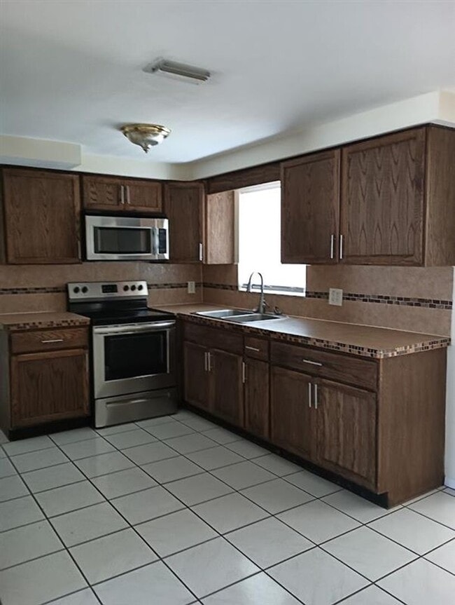 Building Photo - Charming Home with Exquisite Features Near...