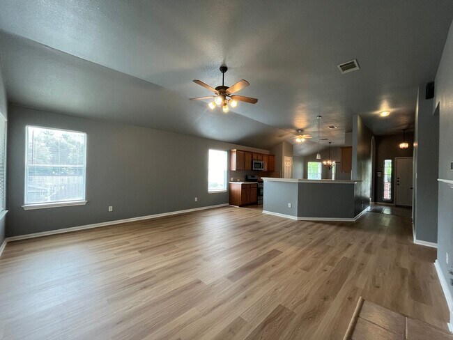 Building Photo - FOUR Bedroom, Open Floor Plan Home in Geor...
