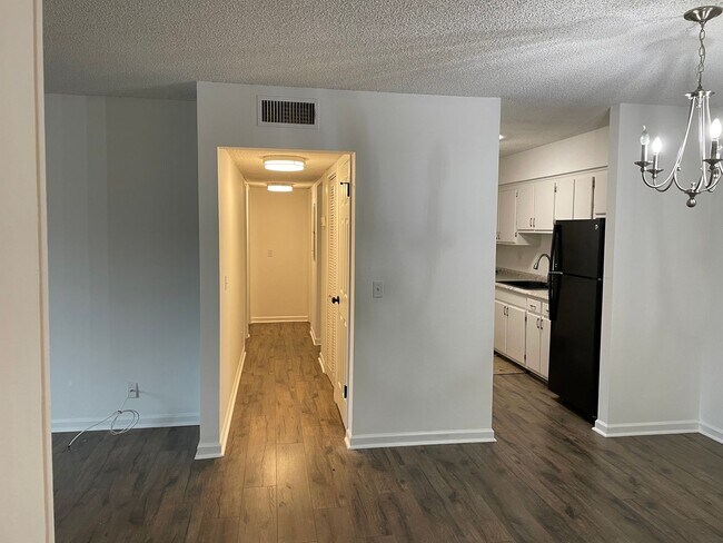 Foto del edificio - Awesome 2 Bedroom Condo Near the River!