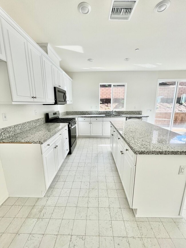 Foto del edificio - Recently built SINGLE STORY 4 bed, 2 bath, plus office - Riverside
