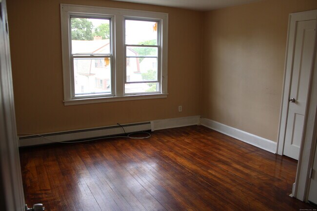 Building Photo - 33-35-35 Oliver St