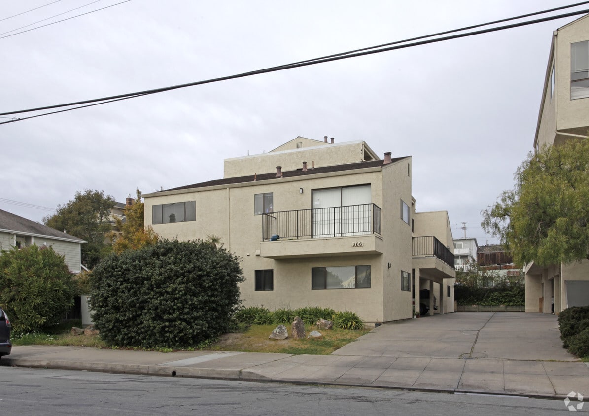 Building Photo - 366 Van Buren St