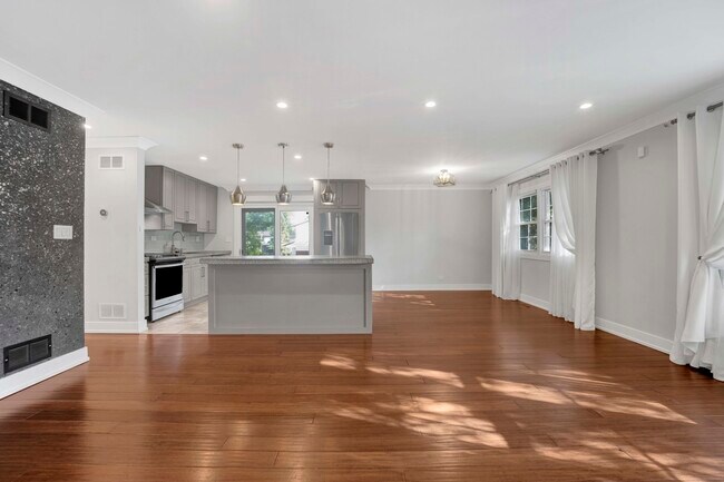 Foto del edificio - 2627 N Ridge Ave