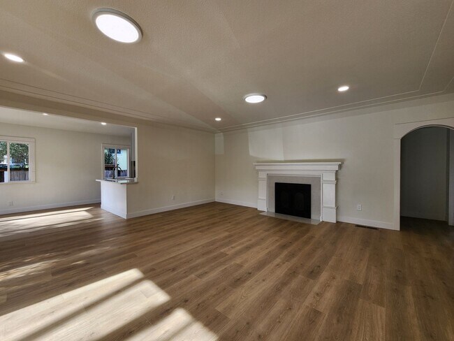 Foto del edificio - 715 Boyes Blvd