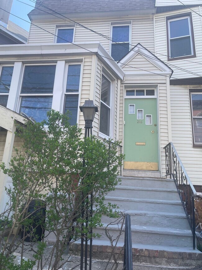 Building Photo - 216 Summit Ave