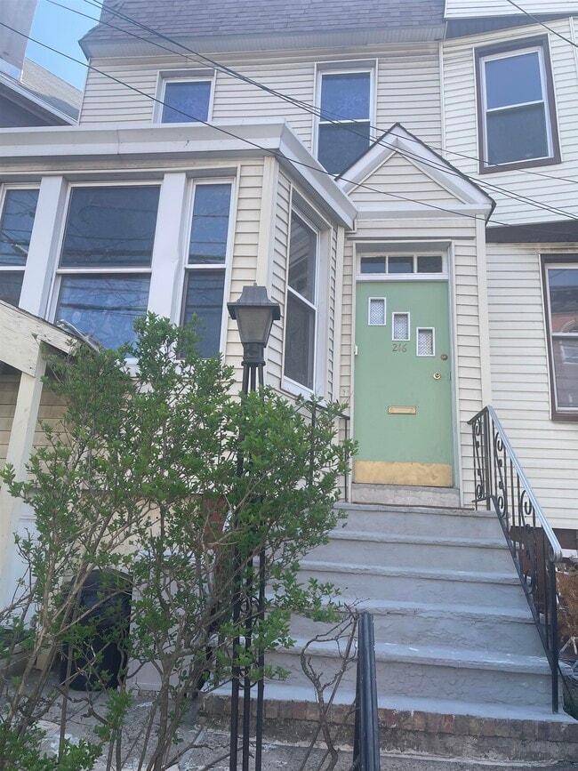 Building Photo - 216 Summit Ave