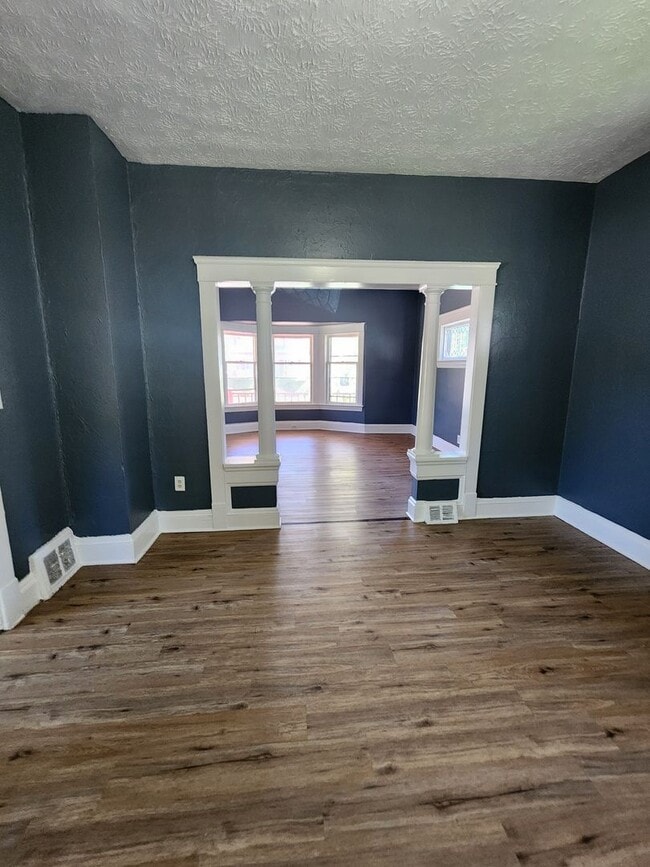 Building Photo - LARGE 4 Bedroom Home For Rent
