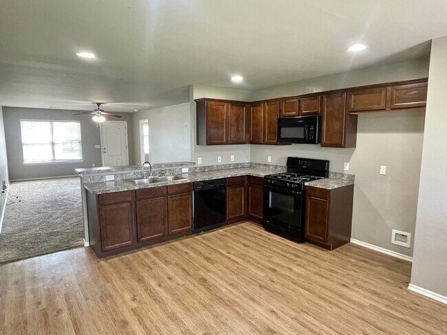 Building Photo - Beautiful 4 bed Bedroom Home in Mustang Sc...